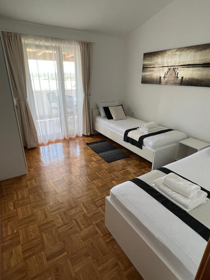 Loncar-near Zrce Apartment