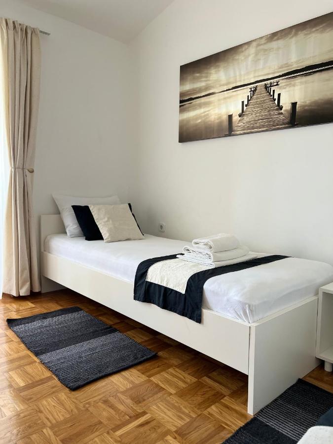 Loncar-near Zrce Apartment
