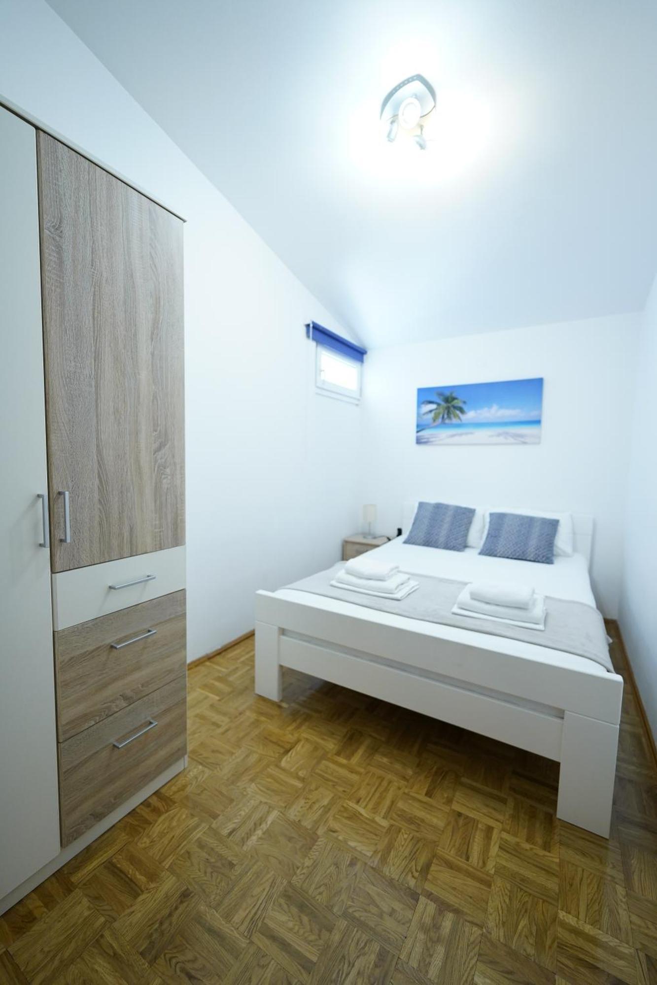 Loncar-near Zrce Apartment *