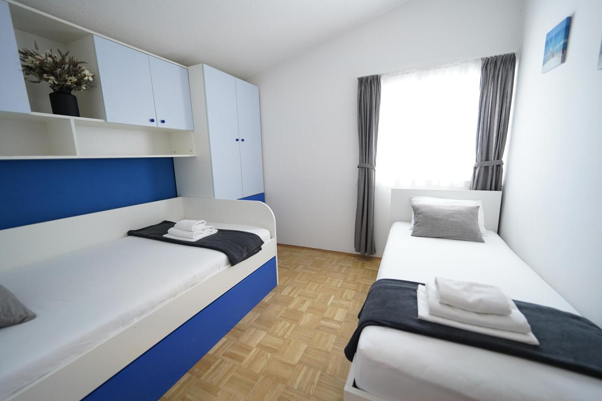 Loncar-near Zrce Apartment *